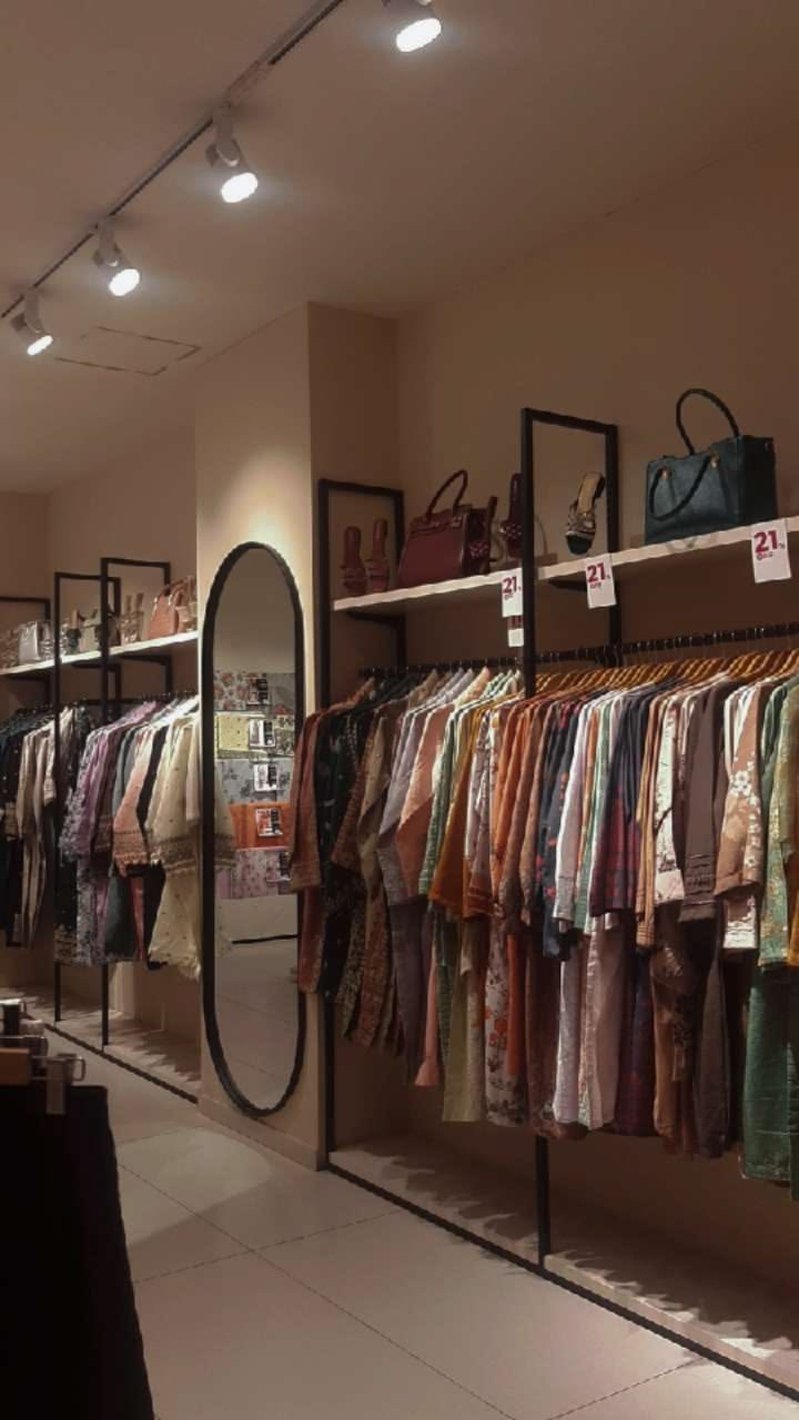 Fashion boutique sourcing hub